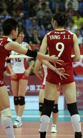 图文：女排对抗赛中国3-1日本 杨珺菁张磊打手势-搜狐体育