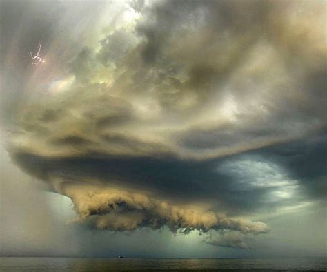 俄海滩恐怖风暴云 巨浪来袭如世界末日(图)_海口网