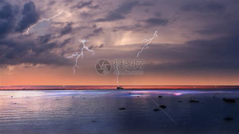 闪电在黑暗的风雨如磐的天空在海地平线船去港口反射在海洋水波丁香蓝色多云的天际线自然高清图片下载-正版图片506596446-摄图网