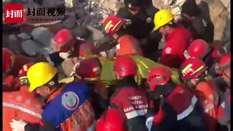 震后超150小时 中国救援队再次成功救出一名男性生还者_手机新浪网