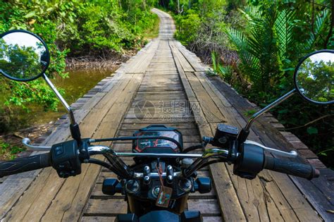 在农村乡公路深森林地带驾驶摩托车的高清图片下载-正版图片505619057-摄图网