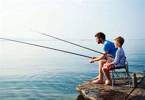 一年级爸爸和儿子在河边钓鱼的看图写话怎么写-百度经验