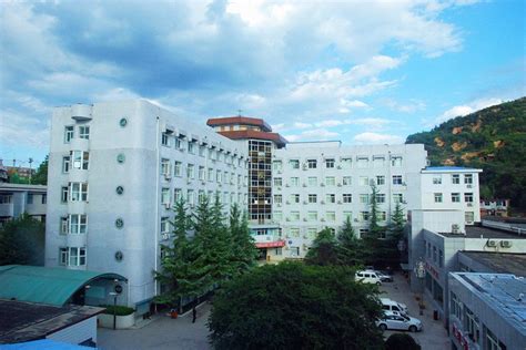 医院面貌：铜川市人民医院云彩下的景观照 新闻中心 -铜川市人民医院
