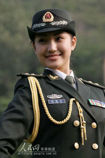 中国女兵穿军装上街回头率比穿便装更高(图)_资讯_凤凰网