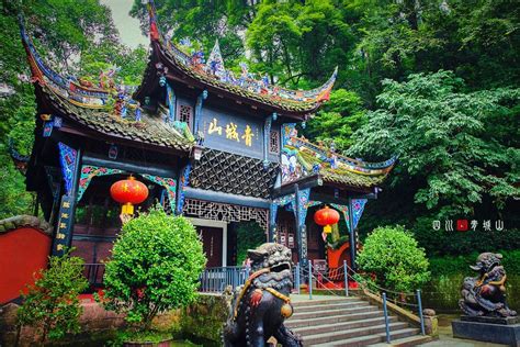 青城山上的建筑，也与道教崇尚自然古朴的理念相适应，青城天下幽_上清宫