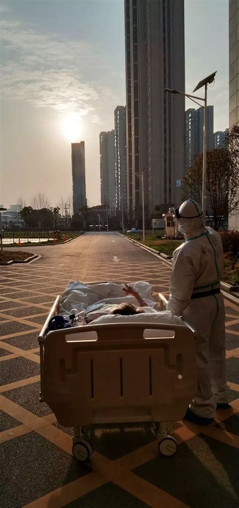 0岁和100岁：武汉“一起看夕阳”合照当事人的疫后新生活_南方网