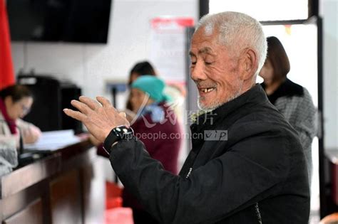 安徽铜陵：智能“爱心手环”助力居家养老服务-人民图片网