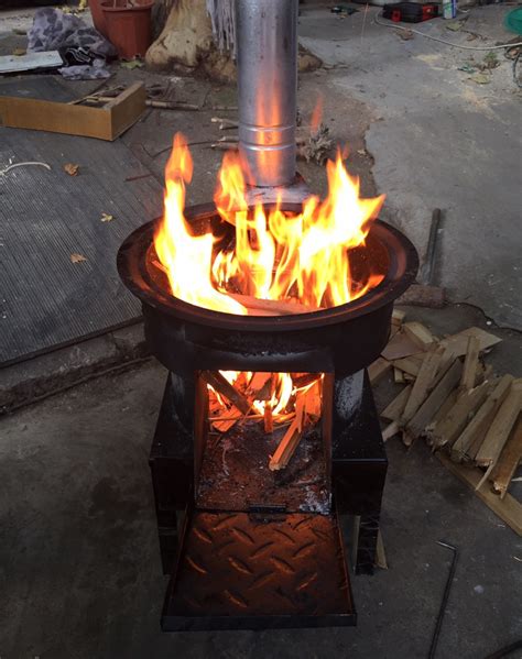 俄罗斯火炉壁炉里的火很热很漂亮在俄罗斯的许多家庭中都有俄罗斯火炉它们有多种功能在寒冷的日子里高清图片下载-正版图片505175107-摄图网