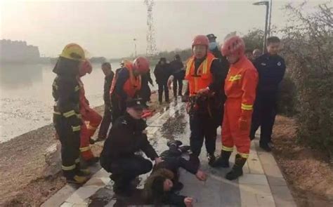 邢台123：邢台一男子被困冰河，消防员破冰营救