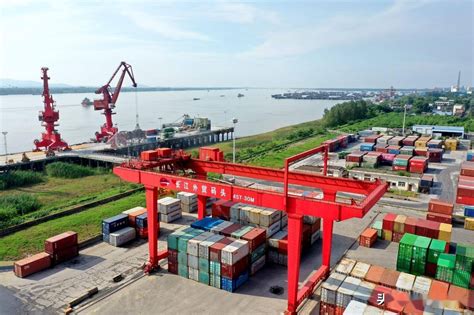 图为港口机械在安徽铜陵港长江外贸码头装卸物资。（图片由CNSPHOTO提供）