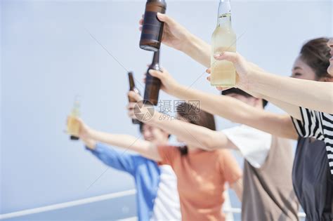手拿啤酒图片