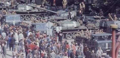 1968年，布拉格之春运动中奋起反抗苏军的捷克斯洛伐克人民 - 派谷照片修复翻新上色