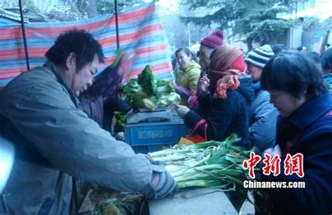 老人在菜市场捡菜回家吃 为生存也为不拖累孩子-北京时间