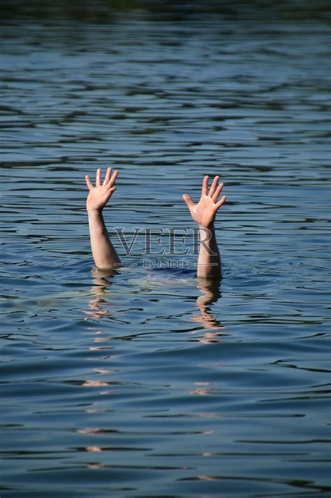 一个溺水者的双手从水里伸出来寻求帮助照片摄影图片_ID:349680211-Veer图库