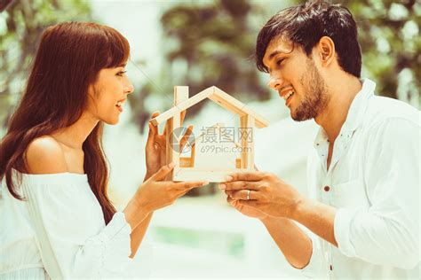 年轻夫妇计划买房子过上幸福的生活年轻夫妇计划买房子的概念高清图片下载-正版图片302571942-摄图网