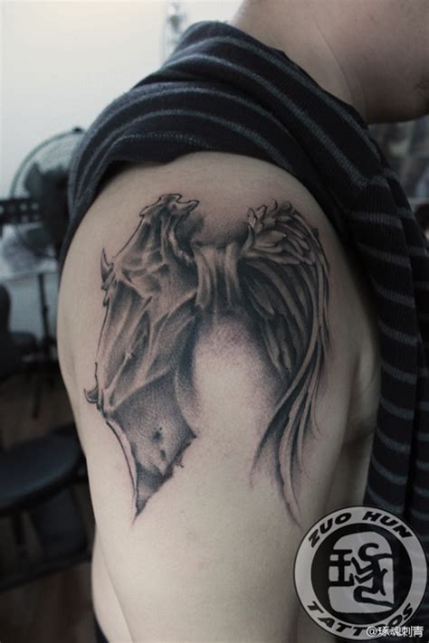 经典帅气的手臂天使与恶魔的翅膀纹身图案