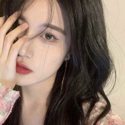 自带疏离感的甜美女生头像