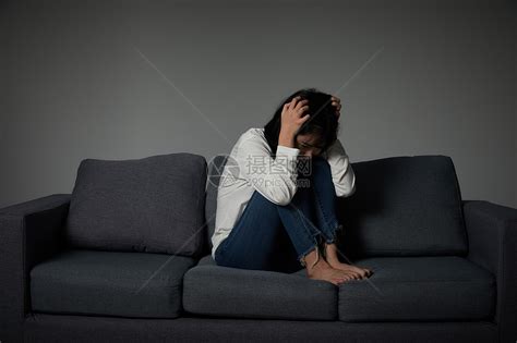 年轻女性坐在沙发上哭泣高清图片下载-正版图片501467021-摄图网