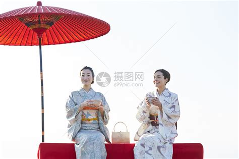 穿和服捧着绿茶的外国女人高清图片下载-正版图片502083656-摄图网
