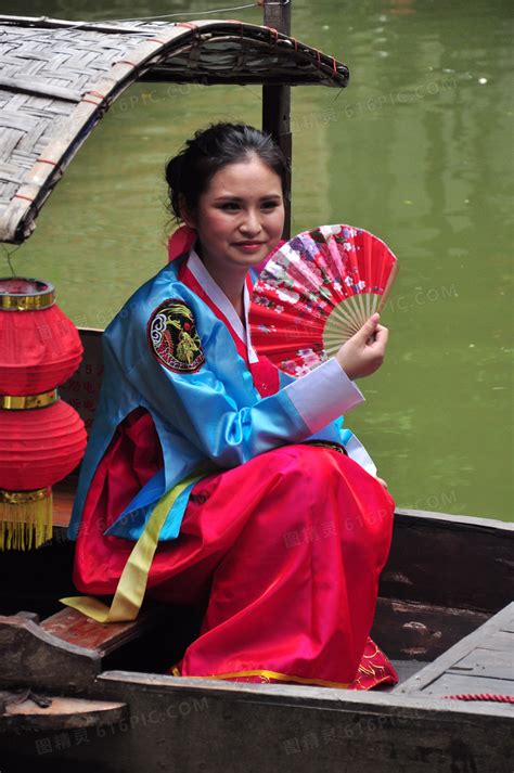 在长白山百花谷朝鲜族古村落，游客们体验朝鲜族传统服饰，与网红打卡路牌合影