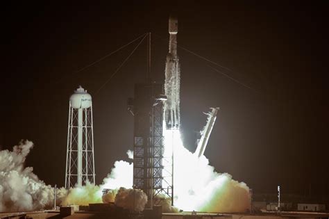 SpaceX猎鹰重型火箭将执行月球任务：2023年发射NASA寻水月球车_凤凰网