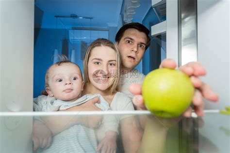 从冰箱里看一笑的家人在找吃的高清图片下载-正版图片304281144-摄图网