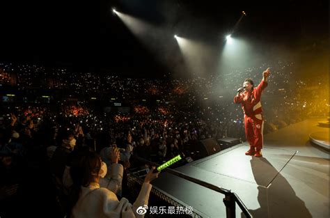 Eason陈奕迅第9唱演唱会开唱 与粉丝热情互动引尖叫不断|陈奕迅|演唱会_新浪新闻