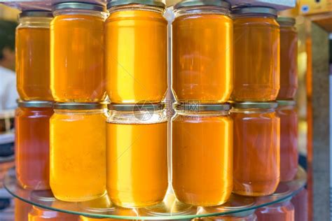 装有自制机蜂蜜的罐子各种蜂蜜在摊位上出售高清图片下载-正版图片307201290-摄图网