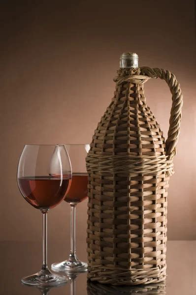 Demižón vína a sklenice na víno — Stock fotografie #54488747
