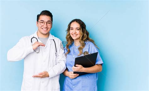 年轻医生夫妇穿着蓝色背景的相貌高清图片下载-正版图片503865420-摄图网