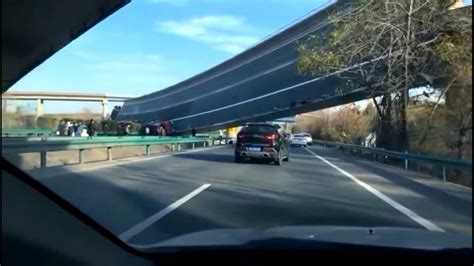 湖北一高速高架桥垮塌致3人死亡 现场多辆货车坠桥(含视频)_手机新浪网