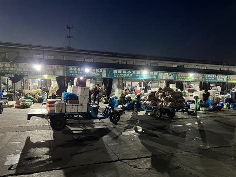 实拍西安小南门早市，每天营业3小时，蔬菜都是按堆卖，太热闹了_腾讯视频
