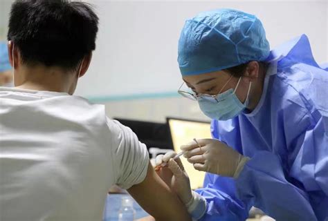 安徽新闻网：现场|安医大二附院新冠疫苗临时接种点井然有序
