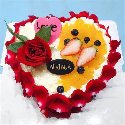 生日玫瑰花瓣蛋糕图片