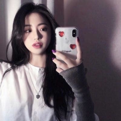 拿着手机的头像甜美女生