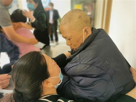 西安男子与家人失散21年 ，在广州重聚抱头痛哭