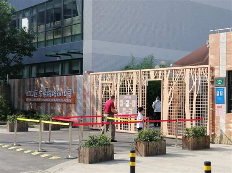 虹口东余杭路幼儿园：园里设有帐篷模拟方舱医院，个别小班孩子提前到丨返校开学日 - 周到上海