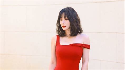 柳岩新角色演魔女，红裙扮相美艳动人，网友：这也太飒了