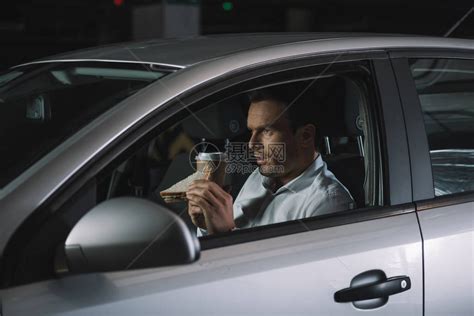 男私家侦探的一面喝咖啡在高清图片下载-正版图片505261903-摄图网