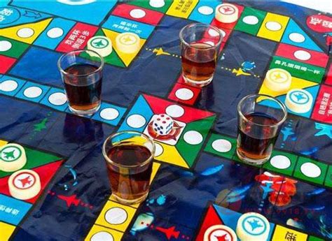 喝酒玩的小游戏有哪些（烘托氛围的酒桌小游戏盘点）-满趣屋
