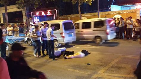 济南两女子横穿马路被面包车撞倒，年轻女孩当场身亡|面包车|横穿马路|女子_新浪新闻