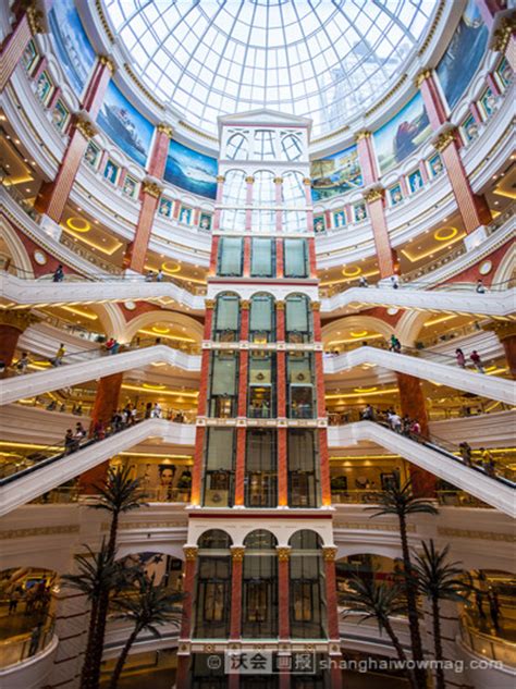 上海环球港购物中心巨大的中庭圆顶仰视高清图片下载-正版图片501355260-摄图网