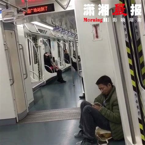 心酸！长沙民工乘地铁怕弄脏座位坐地上_湖南频道_凤凰网