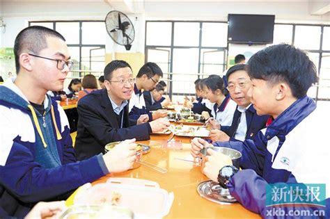 广州：校长每月至少陪餐一次 需与学生一同排队购餐_广东频道_凤凰网