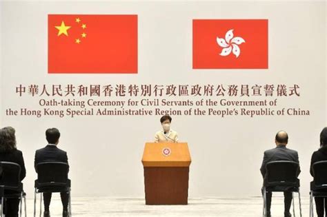 香港高级公务员在国旗下宣誓_南方网
