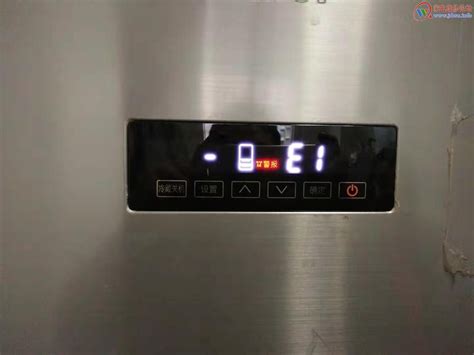 倍科冰箱显示红色三角感叹号： 因为制冷状态错误，引起的原因一般是长时间开合冰箱门或直接将热的食物放入冰箱导致。