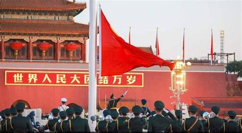 中国国旗为什么不升到顶，只升到28.3米？看完就明白了_升旗