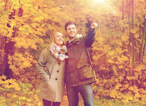 爱,关系,家庭人的微笑的夫妇拥抱指指点点秋天的公园高清图片下载-正版图片300613311-摄图网
