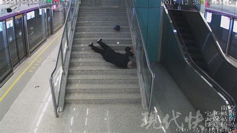 77岁老人一脚踏空 地铁站内滚下楼梯，摔成脑震荡|脑震荡|安检|地铁_新浪新闻