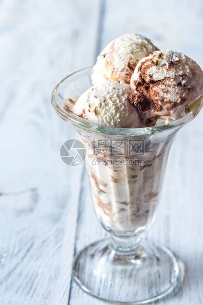 香草巧克力冰淇淋在圣代玻璃杯中高清图片下载-正版图片304778378-摄图网